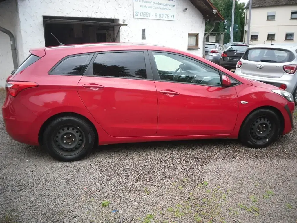 Gebraucht Hyundai i30 Edition 99 PS (72 kW) 2013 Rot Kombi