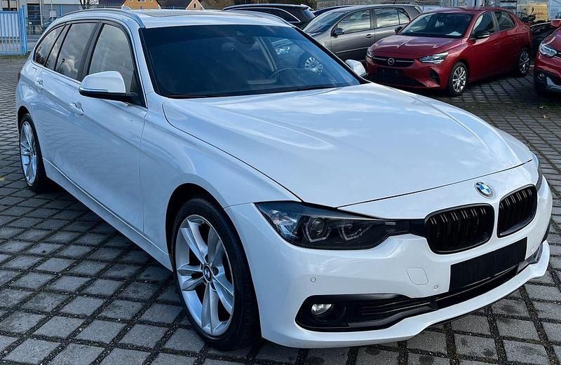 Weiß Gebraucht 2017 BMW 320 Advantage Limousine | 12.990 € (Superpreis) - Bild 1/4