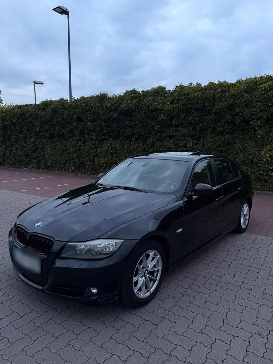 Gebraucht BMW 320 177 PS (130 kW) 2010 Schwarz Limousine