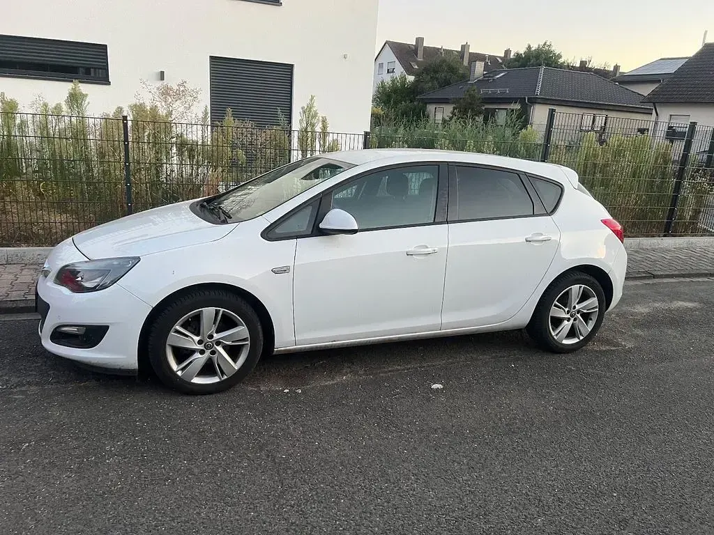 Gebraucht Opel Astra Edition 120 PS (88 kW) 2015 Weiß Limousine