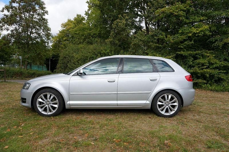 Silber Gebraucht 2011 Audi A3 Sportback Ambition Kombi | 7.450 € (Guter Preis) - Bild 1/4