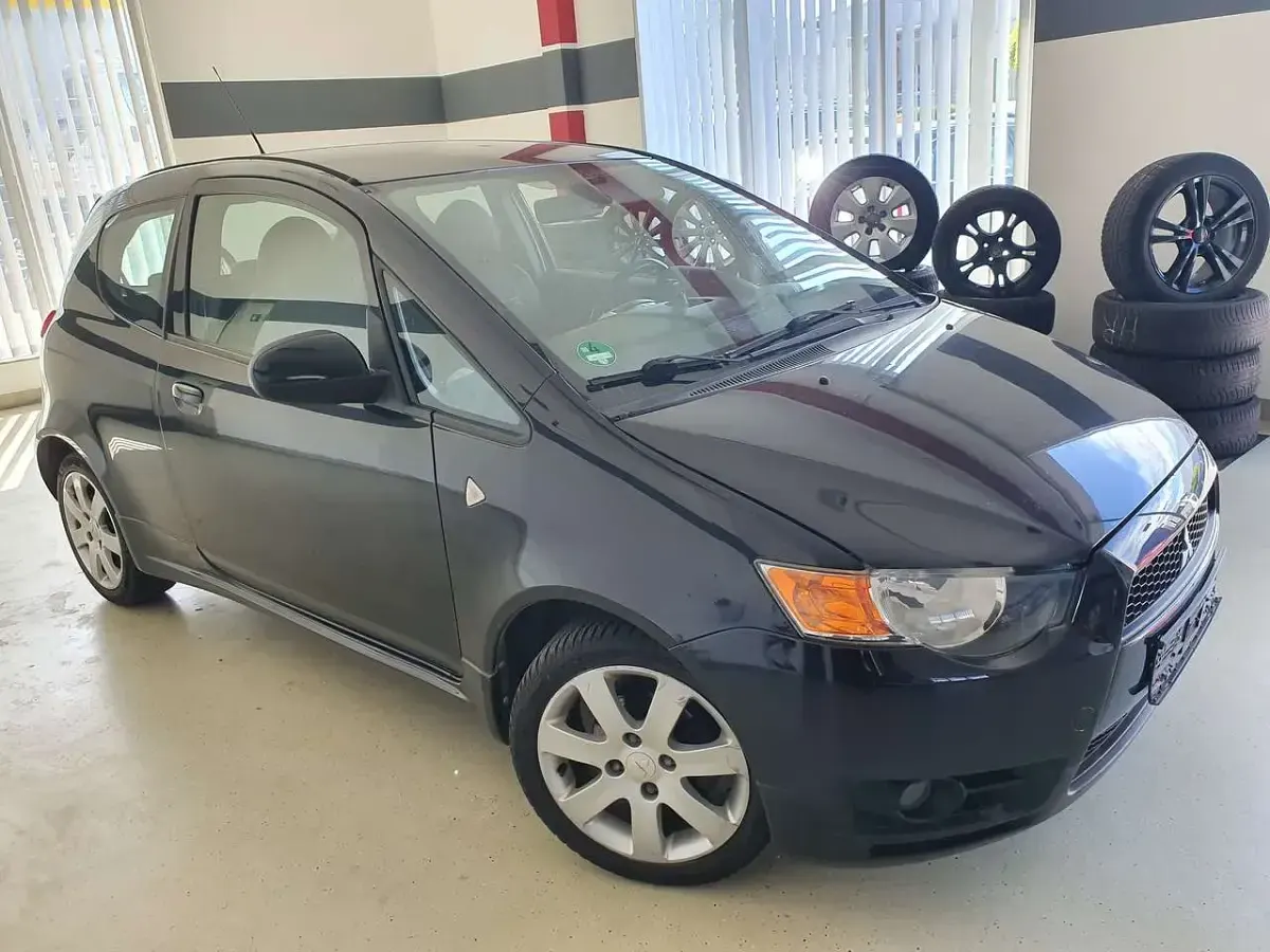 Begagnad Mitsubishi Colt 95 HK (69 kW) 2012 Svart Halvkombi