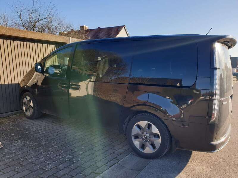 Braun Gebraucht 2022 Hyundai Staria Signature Van | 44.000 € (Guter Preis) - Bild 1/4