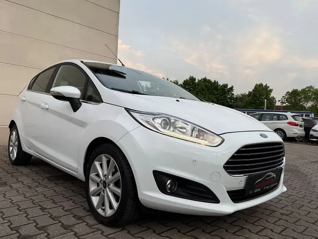 Gebraucht Ford Fiesta Titanium 101 PS (74 kW) 2016 Weiß Kleinwagen