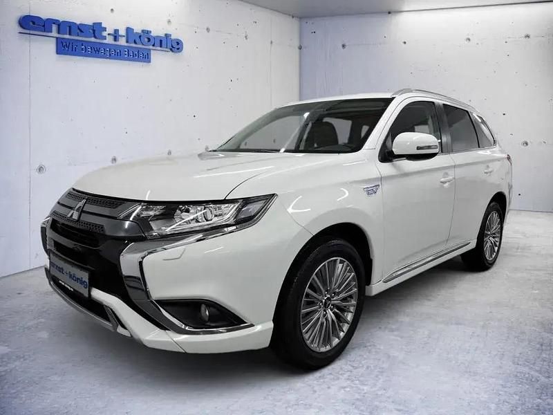 Andenweiss (metallic) Gebraucht 2021 Mitsubishi Outlander P-HEV Spirit SUV | 22.980 € (Fairer Preis) - Bild 1/4