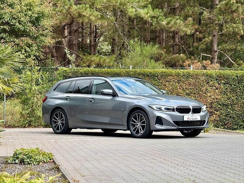 Grau Gebraucht 2022 BMW 330e Shadowline Kombi | 32.790 € (Fairer Preis) - Bild 1/4