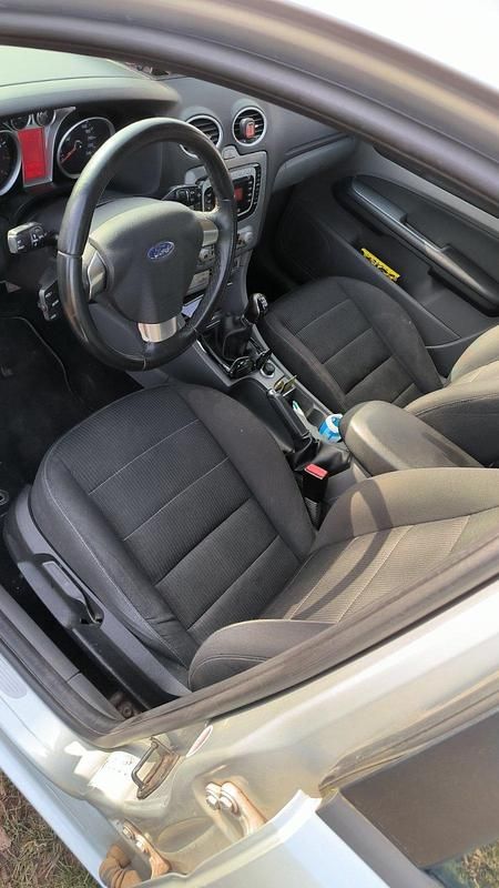 Gebraucht Ford Focus 106 PS (77 kW) 2009 Silber Limousine