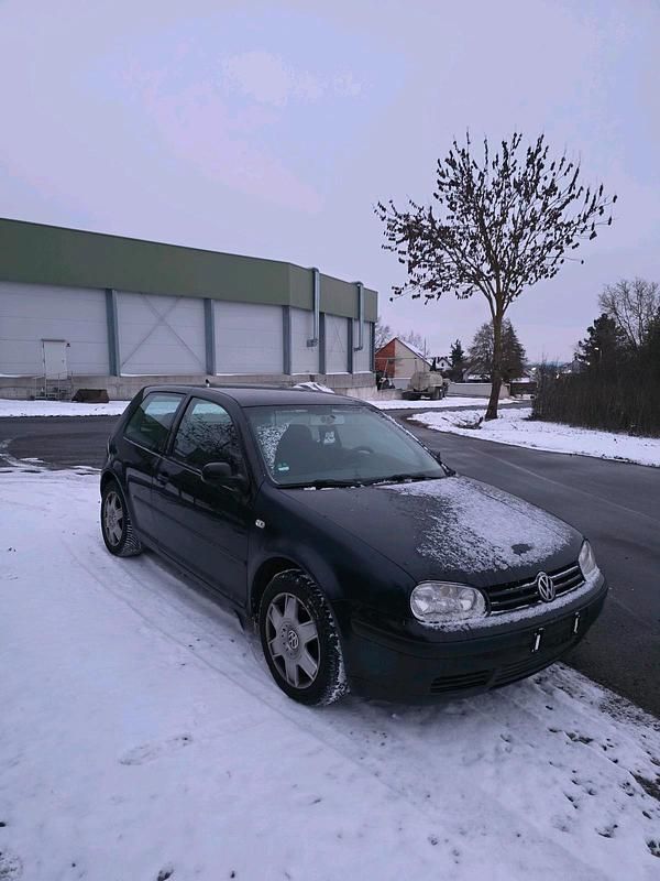 Schwarz Gebraucht 2002 VW Golf IV Kleinwagen | 950 € (Etwas zu teuer) - Bild 1/2