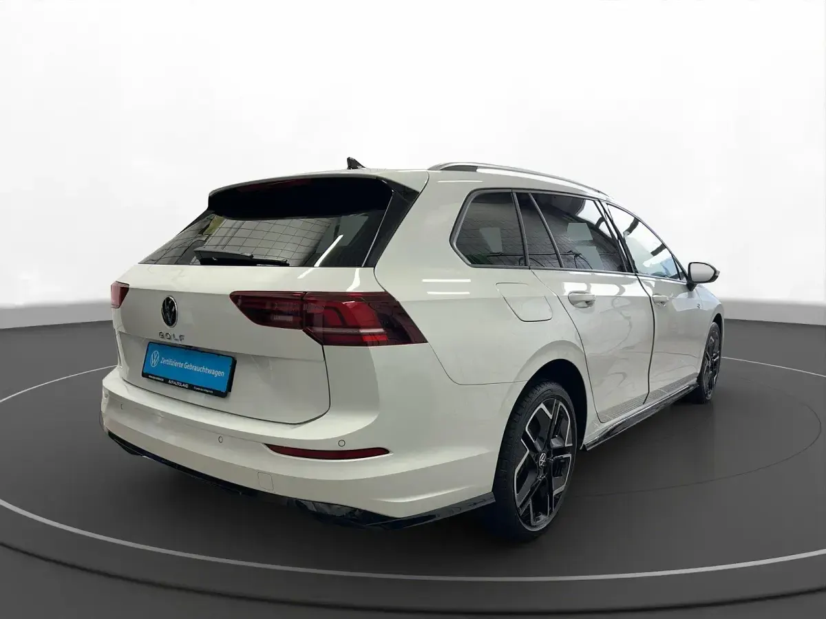 Second-hand VW Golf VIII R-line 150 CP (110 kW) 2025 Alb Break