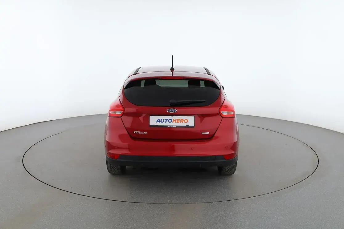 Używany Ford Focus Cool & Connect 155 KM (114 kW) 2018 Czerwony Sedan/Limuzyna