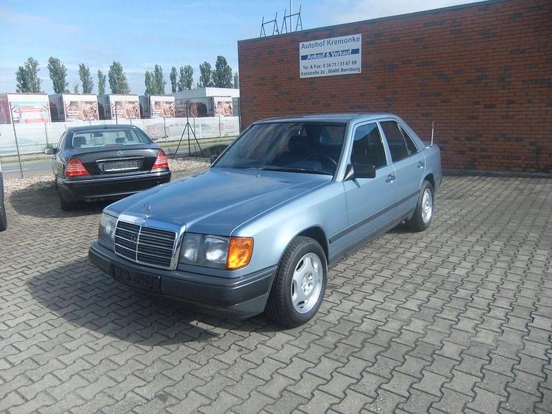 Blau Gebraucht 1984 Mercedes E230 Limousine | 12.900 € - Bild 1/4