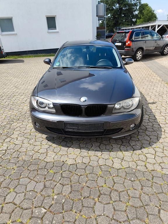 Grau Gebraucht 2004 BMW 120 Kleinwagen | 3.700 € (Fairer Preis) - Bild 1/4