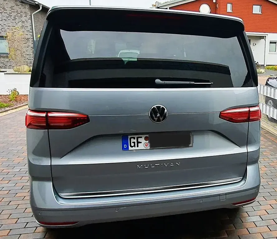Gebraucht VW Multivan Style 150 PS (110 kW) 2025 Grau Van / Kleinbus