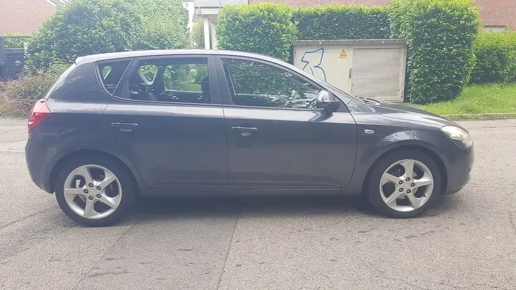 Gebraucht Kia Ceed 143 PS (105 kW) 2009 Grau Kleinwagen