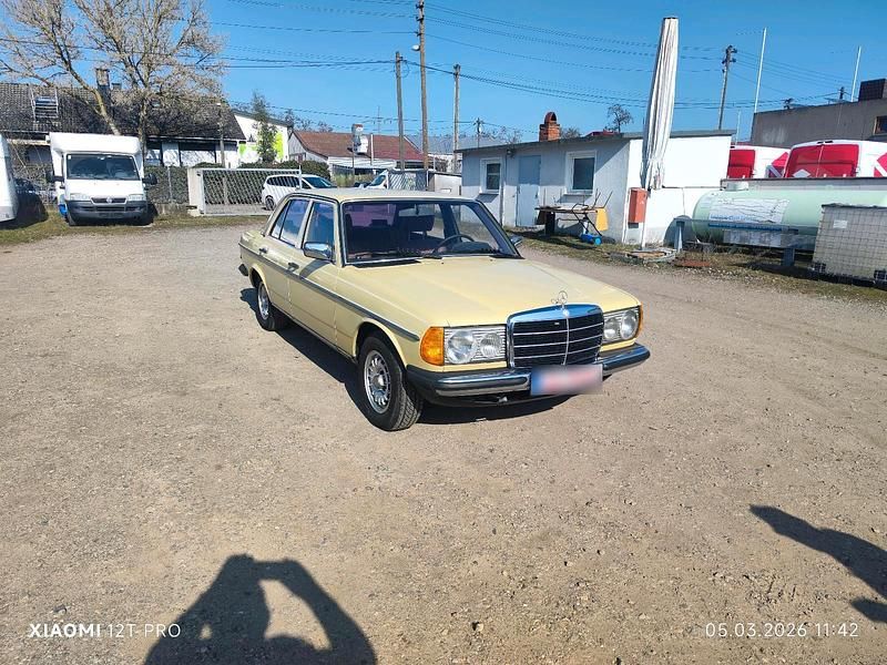 Gebraucht Mercedes 240 1976 Gelb Limousine