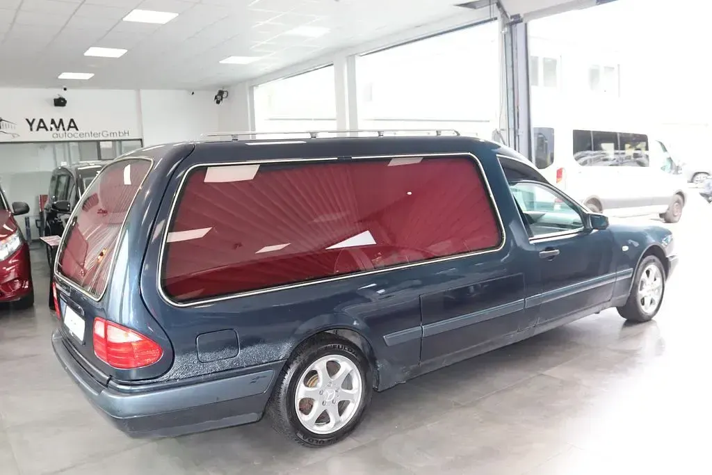 Gebraucht Mercedes E280 204 PS (150 kW) 1998 Blau Limousine