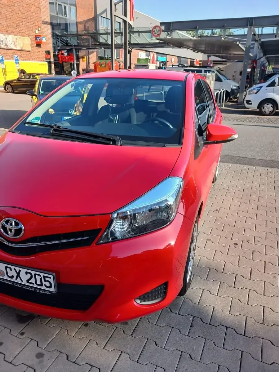 Gebraucht Toyota Yaris 70 PS (51 kW) 2012 Rot Kleinwagen