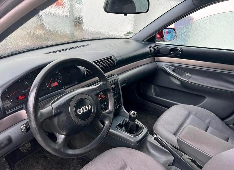 Gebraucht Audi A4 101 PS (74 kW) 2000 Rot Limousine