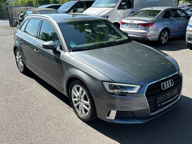 Grau Gebraucht 2019 Audi A3 Sportback Sport Limousine | 17.900 € (Fairer Preis) - Bild 1/4