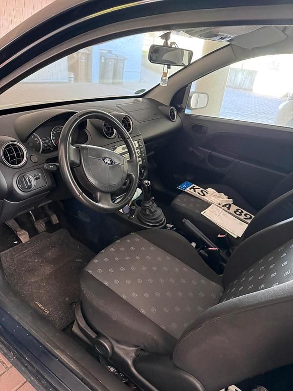 Gebraucht Ford Fiesta 70 PS (51 kW) 2004 Schwarz Kleinwagen