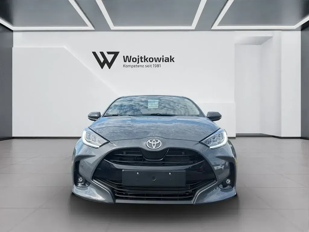 Neu Toyota Yaris Hybrid 116 PS (85 kW) 2026 Grau Limousine