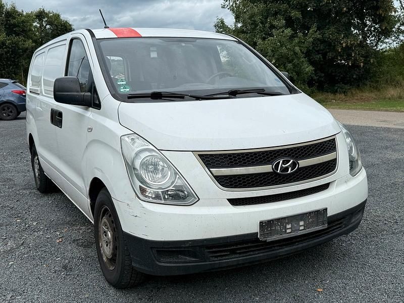 Weiß Gebraucht 2012 Hyundai H-1 Van / Kleinbus | 2.090 € (Fairer Preis) - Bild 1/4