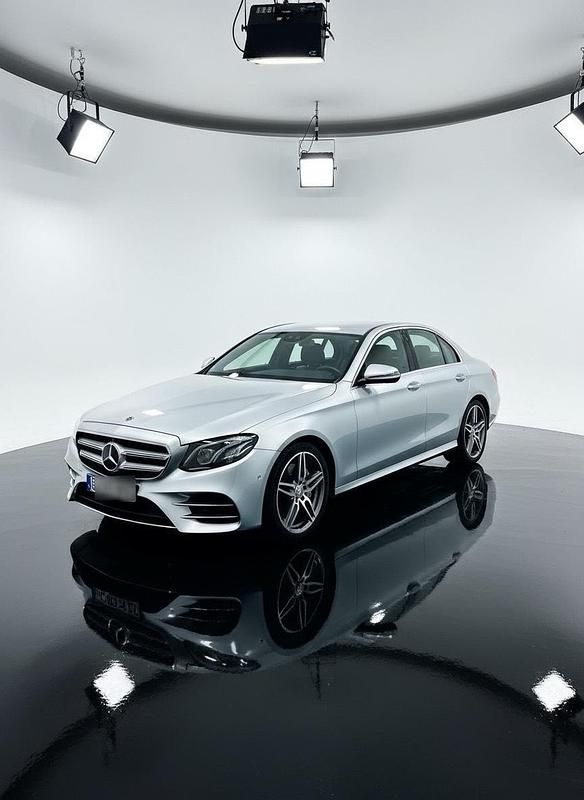 Silber Gebraucht 2019 Mercedes E200 AMG line Limousine | 28.700 € (Fairer Preis) - Bild 1/4