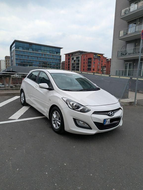 Gebraucht Hyundai i30 Edition 99 PS (72 kW) 2014 Weiß Limousine