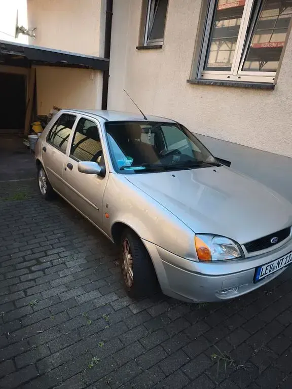 Gebraucht Ford Fiesta Ghia 75 PS (55 kW) 2000 Silber Kleinwagen