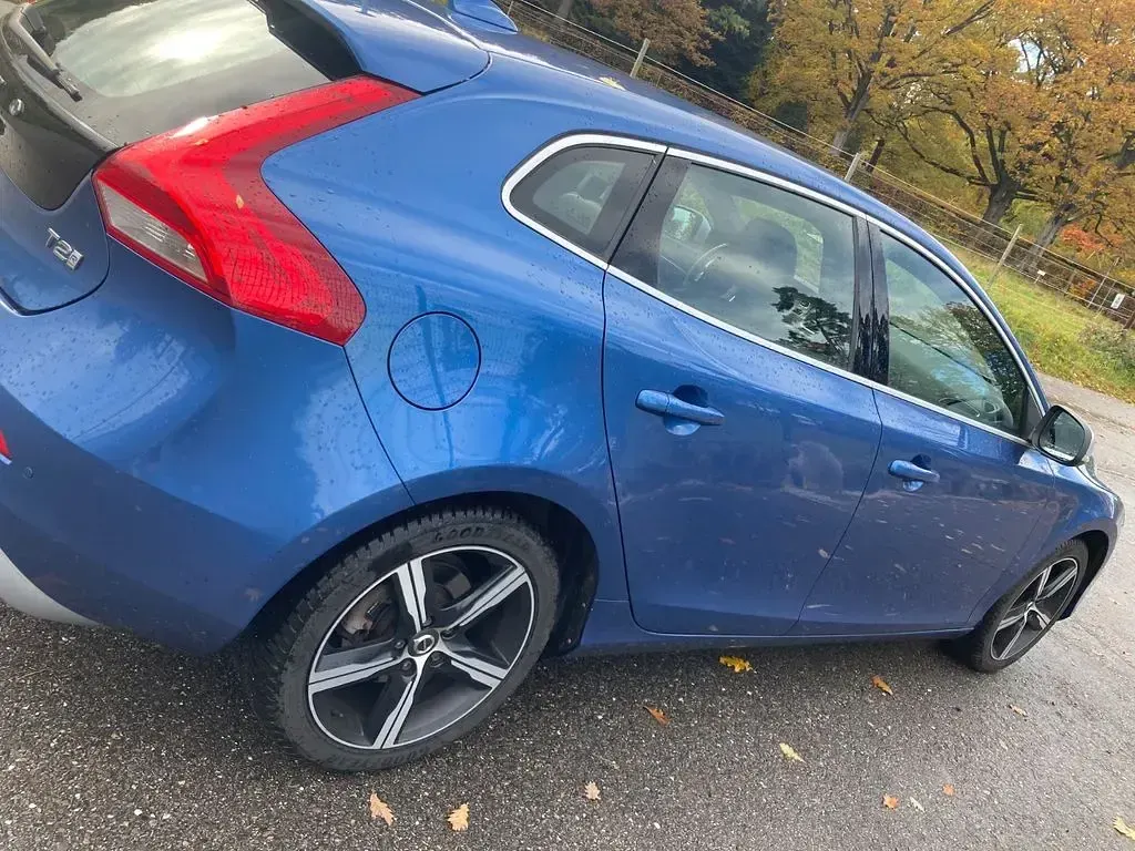 Gebraucht Volvo V40 R-Design 122 PS (89 kW) 2019 Blau Limousine