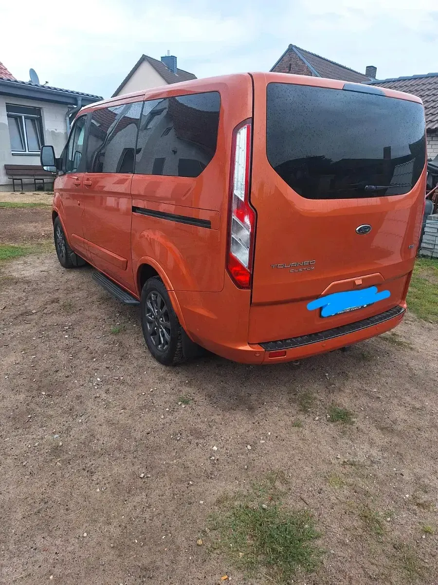Gebraucht Ford Tourneo 170 PS (125 kW) 2018 Orange Van / Kleinbus