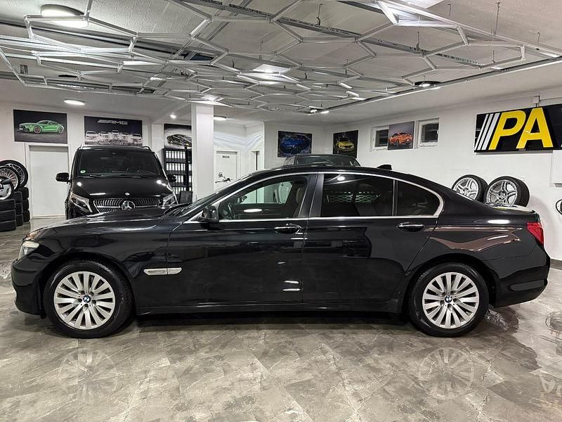 Gebraucht BMW 730 245 PS (180 kW) 2012 Saphirschwarz Limousine