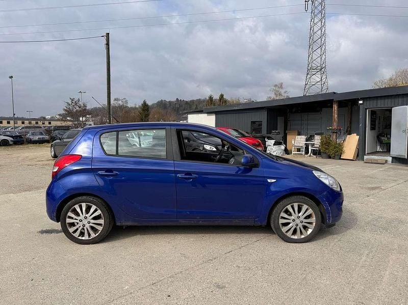 Gebraucht Hyundai i20 Edition+ 77 PS (56 kW) 2011 Sparkle blue Kleinwagen