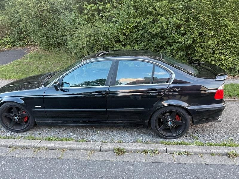 Schwarz Gebraucht 2001 BMW 325 Limousine | 2.900 € (Superpreis) - Bild 1/4