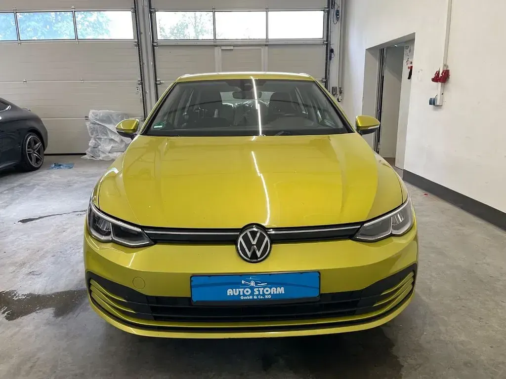 Second-hand VW Golf VII Life 150 CP (110 kW) 2020 Galben Berlinǎ