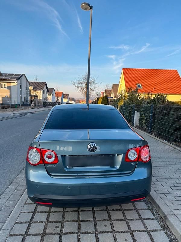 Gebraucht VW Jetta 116 PS (85 kW) 2005 Grau Limousine