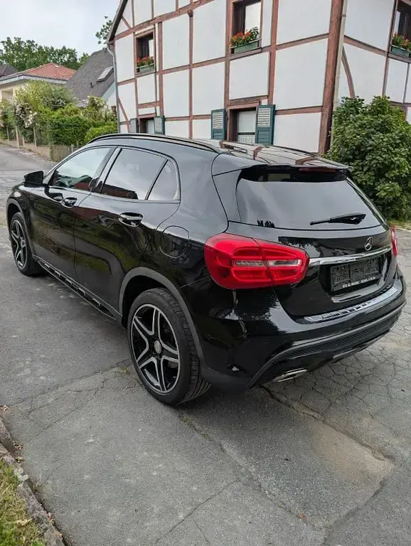 Gebraucht Mercedes GLA180 StreetStyle 122 PS (89 kW) 2016 Schwarz SUV