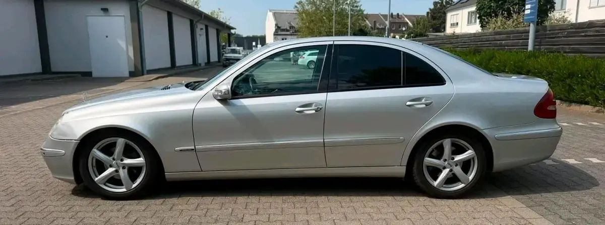 Gebraucht Mercedes E220 150 PS (110 kW) 2003 Silber Limousine