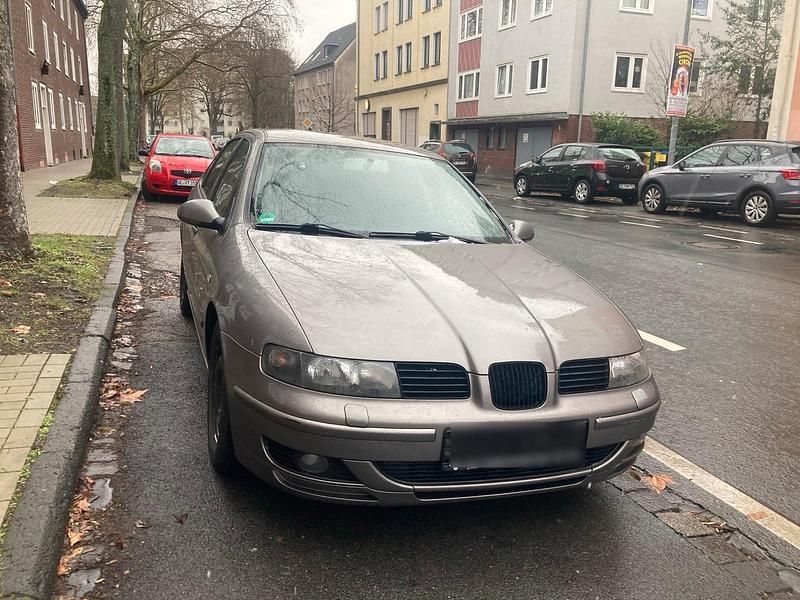 Grau Gebraucht 2005 Seat Leon Limousine | 1.000 € (Guter Preis) - Bild 1/4