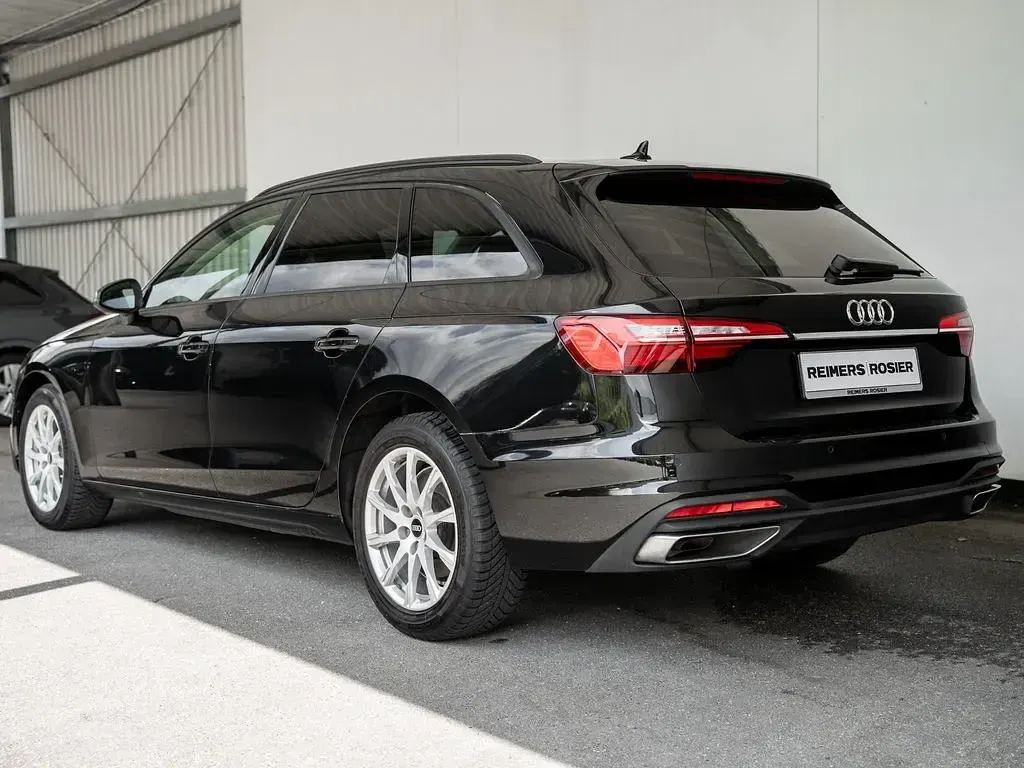 Gebraucht Audi A4 Basis 150 PS (110 kW) 2022 Mythosschwarz metallic Kombi
