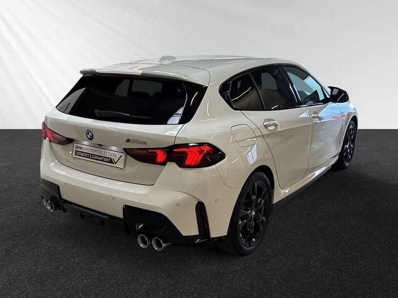 Gebraucht BMW M135 Shadowline 300 PS (220 kW) 2024 Alpinweiss Kleinwagen