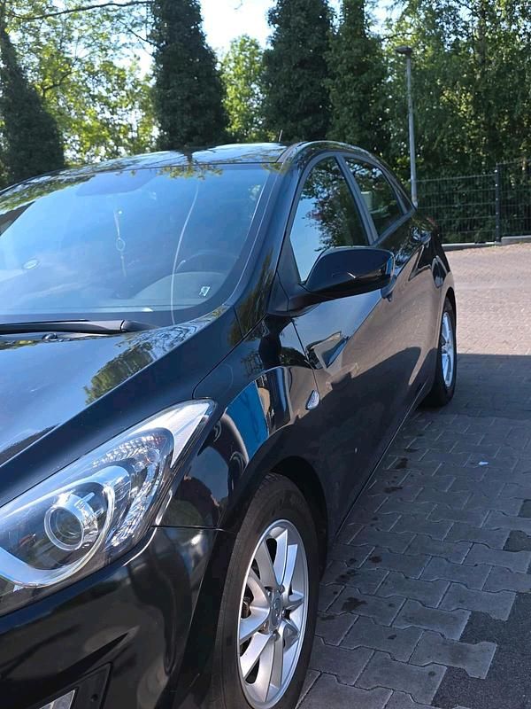 Schwarz Gebraucht 2012 Hyundai i30 Limousine | 5.500 € - Bild 1/4