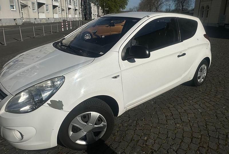 Gebraucht Hyundai i20 Edition 77 PS (56 kW) 2011 Weiß Kleinwagen