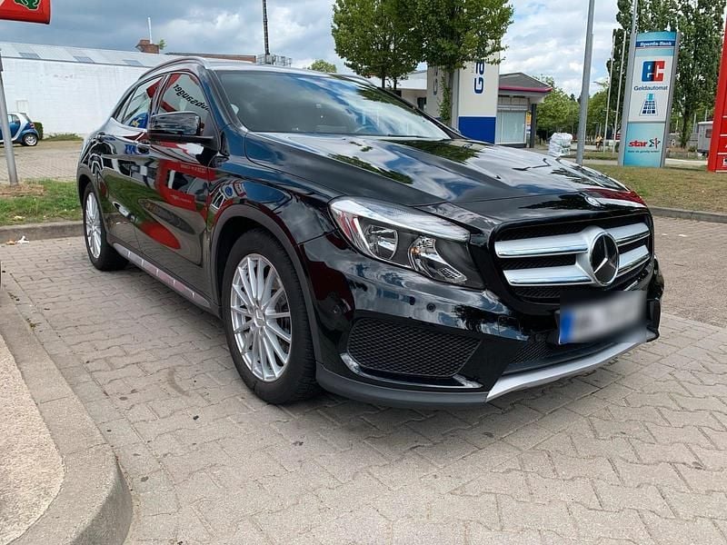 Schwarz Gebraucht 2016 Mercedes GLA250 AMG line SUV | 19.500 € (Guter Preis) - Bild 1/4