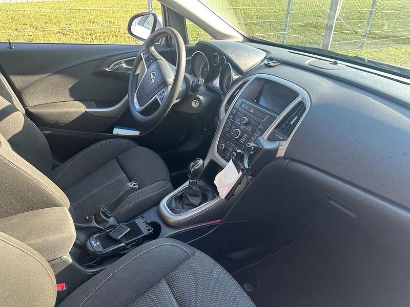 Gebraucht Opel Astra Edition 110 PS (80 kW) 2012 Weiß Kombi