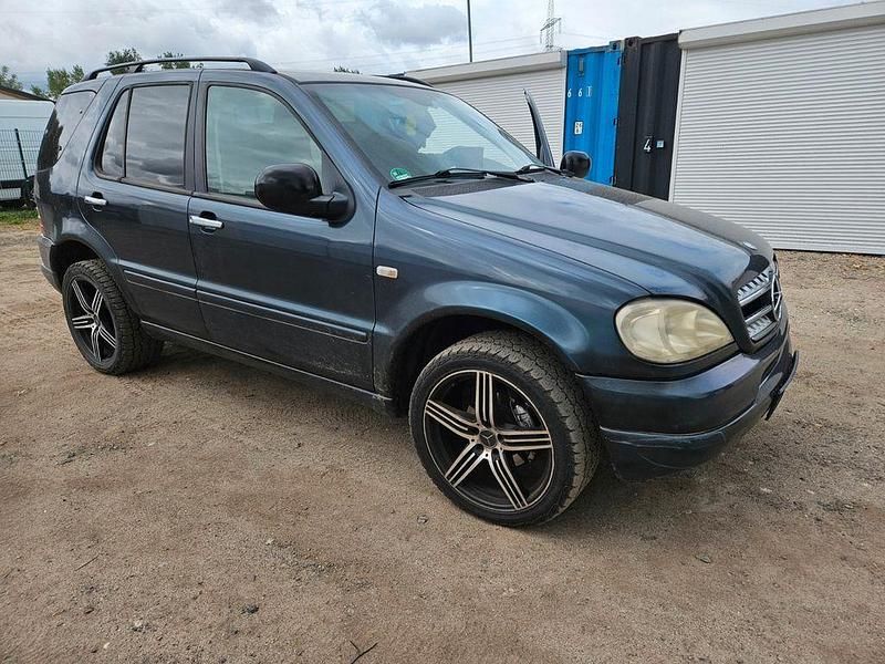Schwarz Gebraucht 2001 Mercedes ML270 SUV | 2.590 € (Superpreis) - Bild 1/4