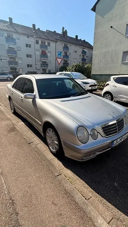 Gebraucht Mercedes E200 Classic 163 PS (119 kW) 2000 Silber Limousine