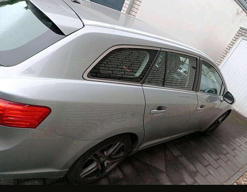 Gebraucht Toyota Avensis Life 147 PS (108 kW) 2012 Grau Kombi