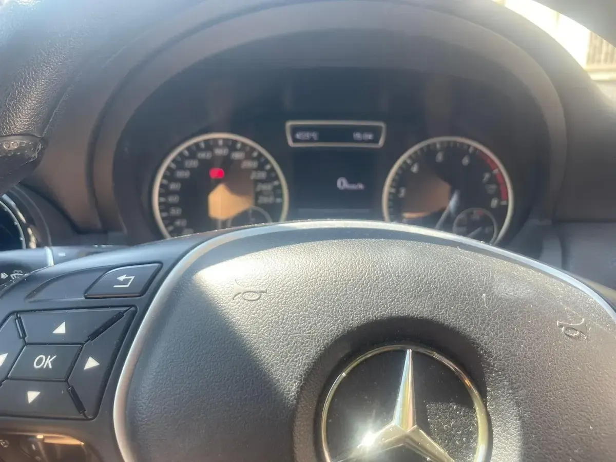 Gebraucht Mercedes A180 122 PS (89 kW) 2015 Schwarz Kleinwagen