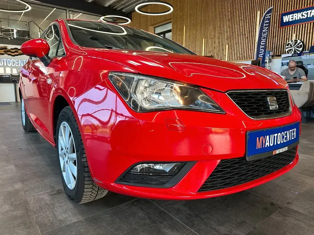 Używany Seat Ibiza 69 KM (50 kW) 2015 Czerwony Sedan/Limuzyna